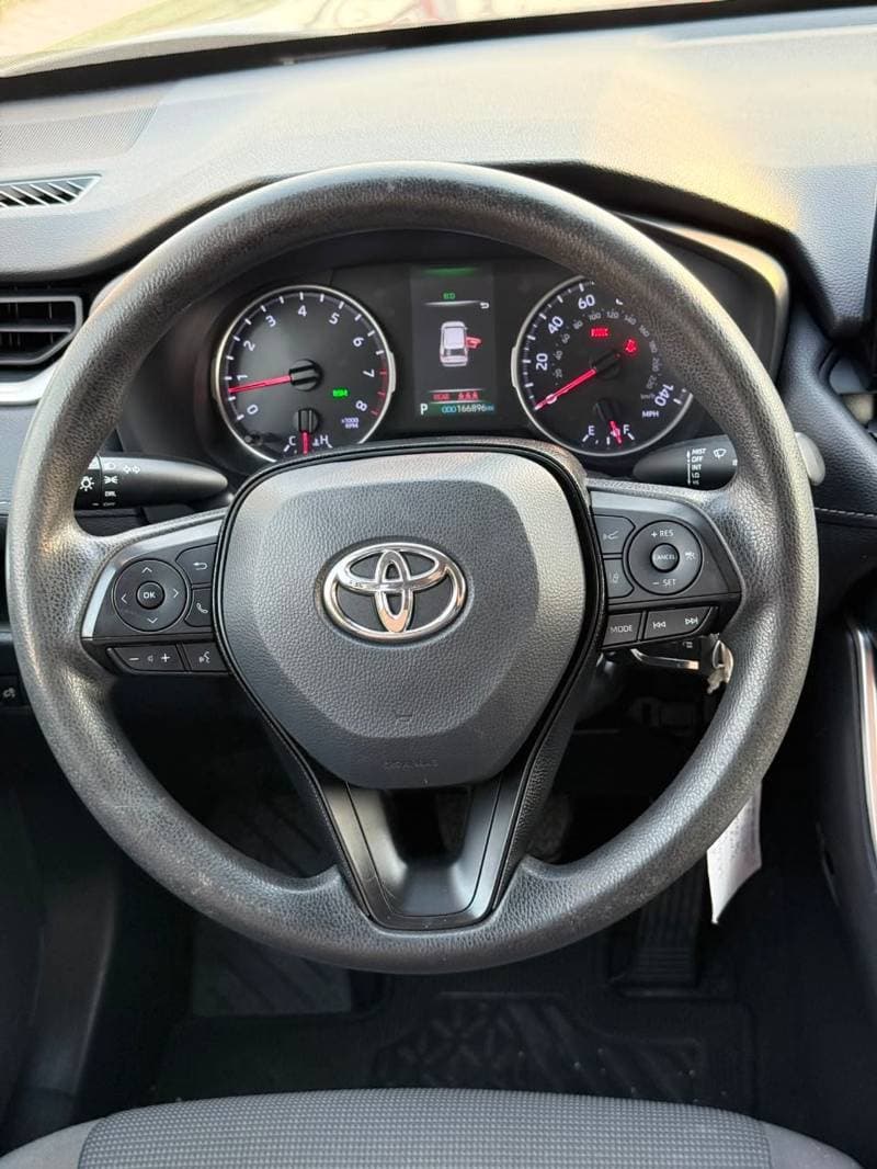 2019 Toyota RAV4 LE thumbnail 8