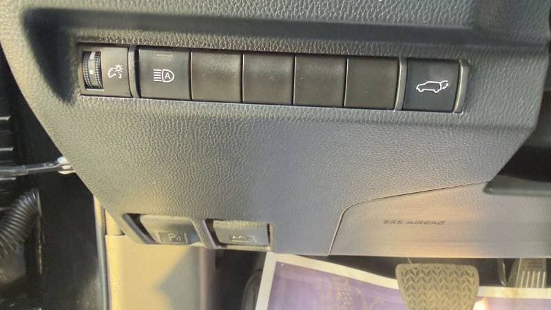 2023 Toyota RAV4 XLE thumbnail 3