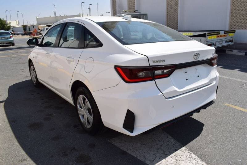 2024 Toyota Yaris E thumbnail 3
