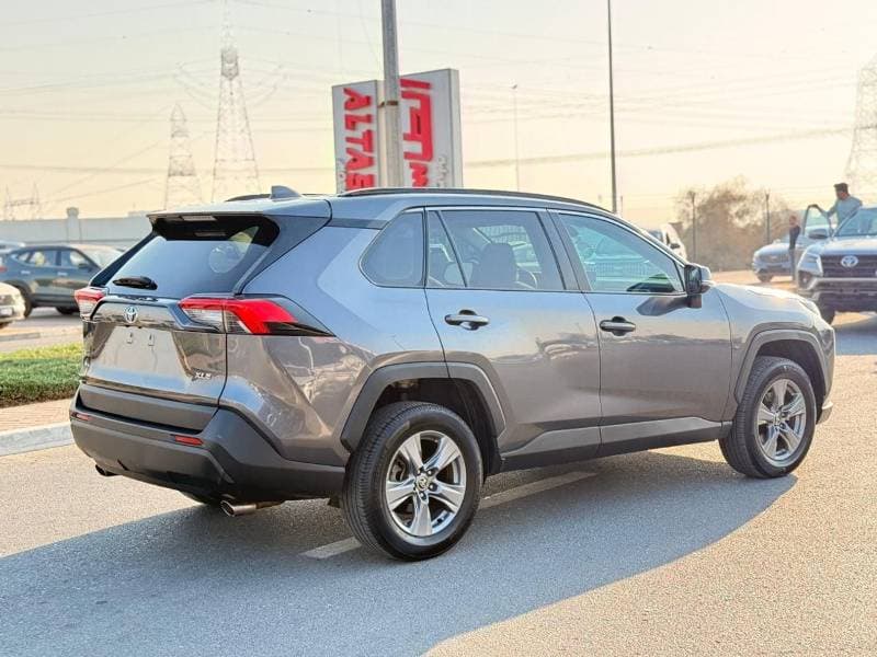 2022 Toyota RAV4 XLE HEV thumbnail 4