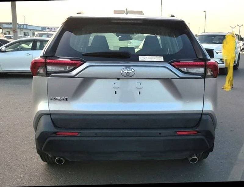 2019 Toyota RAV4 LE thumbnail 4