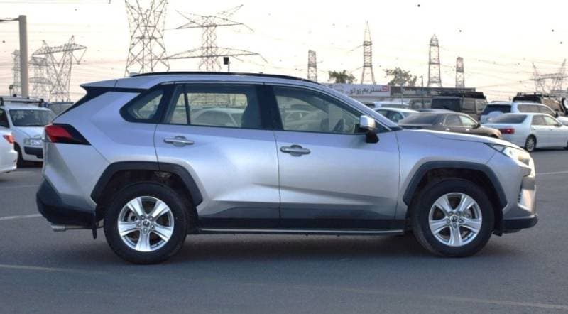 2019 Toyota RAV4 LE thumbnail 6