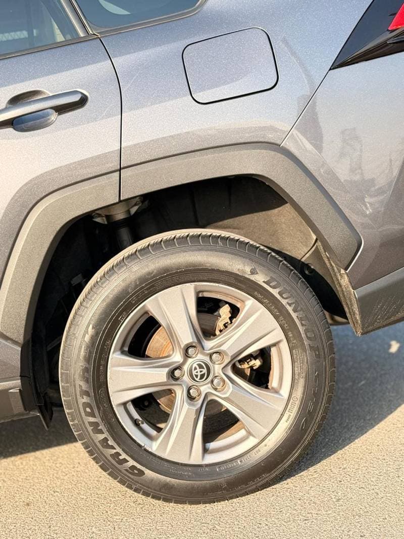 2022 Toyota RAV4 XLE HEV thumbnail 6