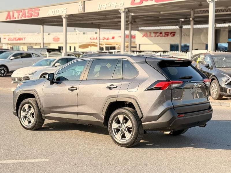 2022 Toyota RAV4 XLE HEV thumbnail 5
