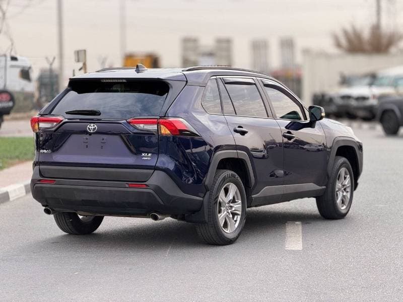 2023 Toyota RAV4 XLE thumbnail 3