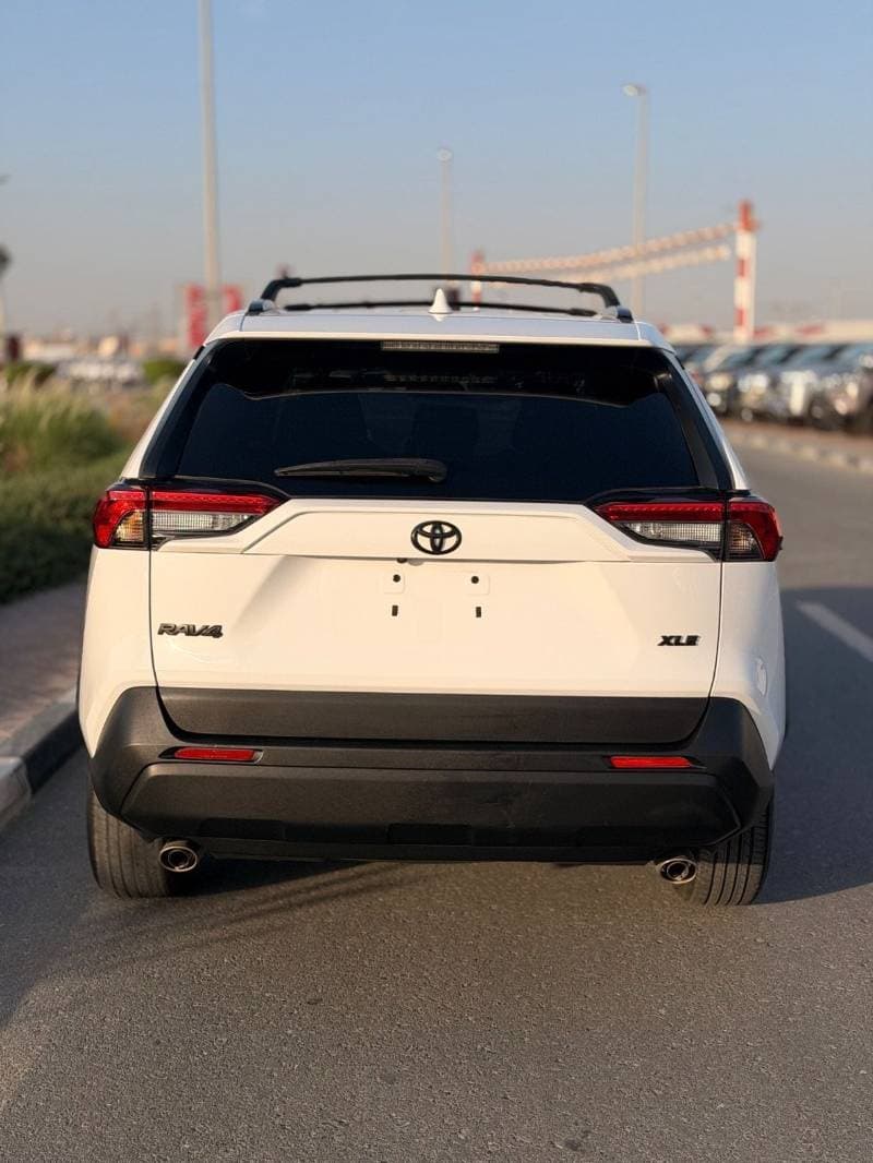 2023 Toyota RAV4 XLE thumbnail 4