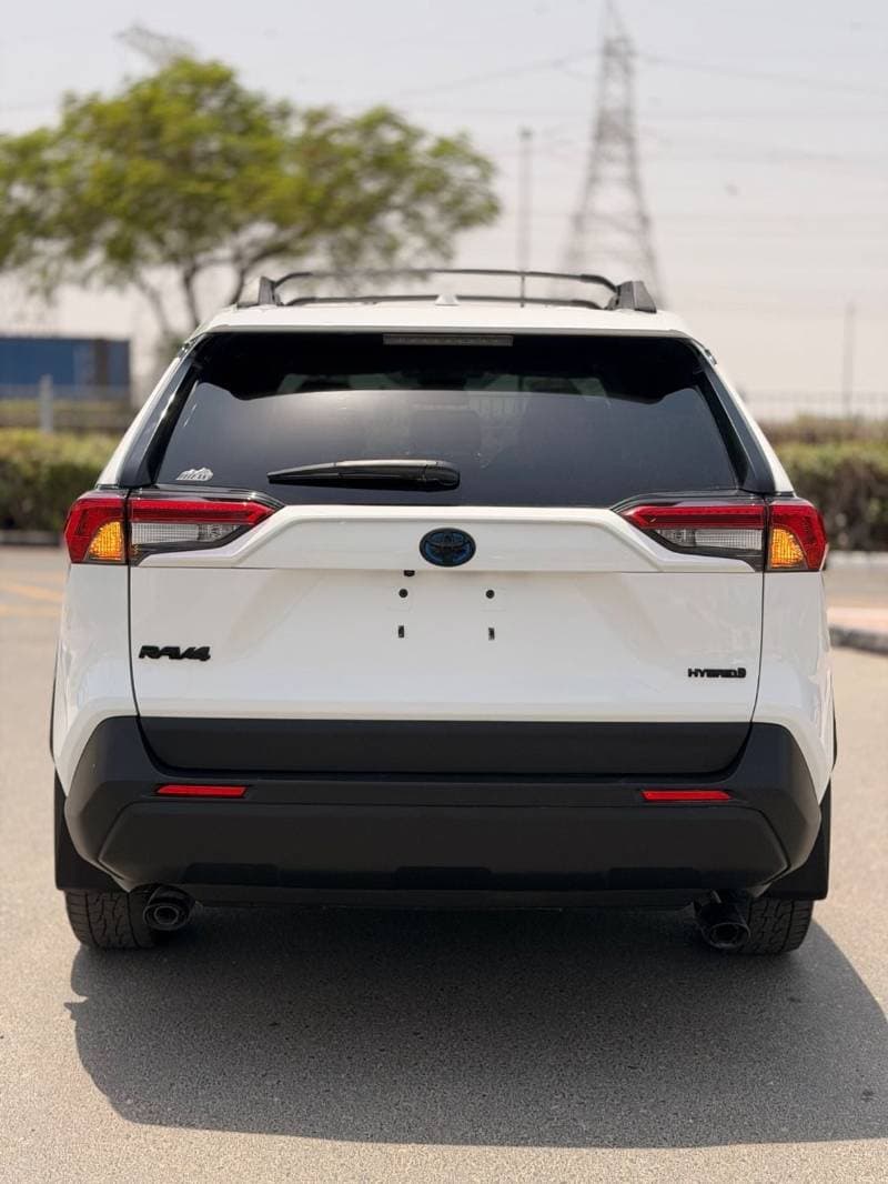 2023 Toyota RAV4 XLE HEV thumbnail 3