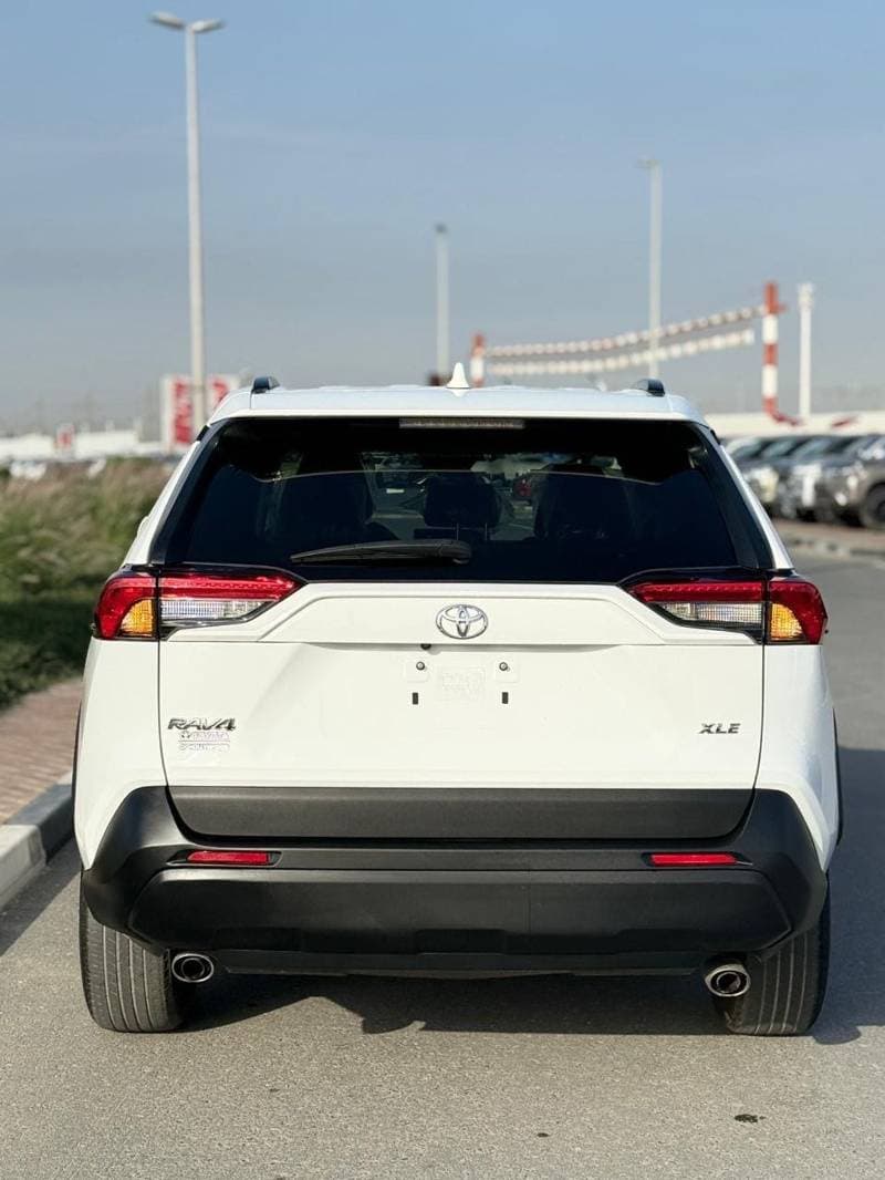 2023 Toyota RAV4 XLE thumbnail 4