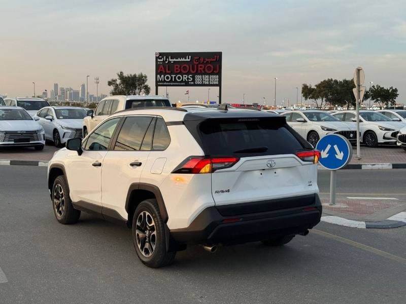 2021 Toyota RAV4 LE thumbnail 5