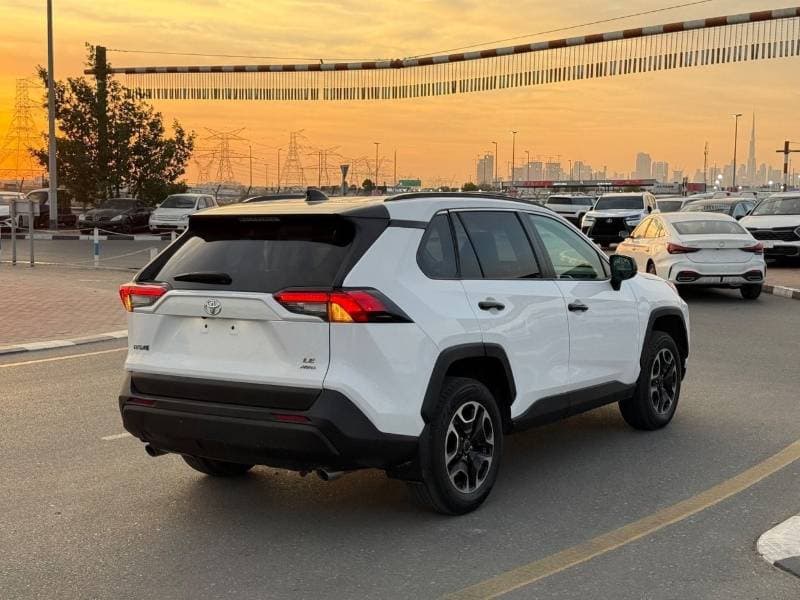 2021 Toyota RAV4 LE thumbnail 4