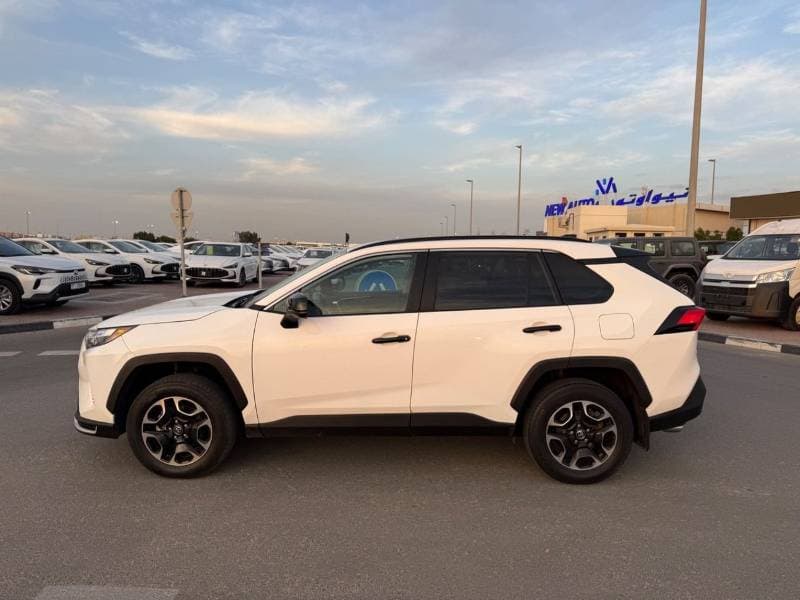 2021 Toyota RAV4 LE thumbnail 6