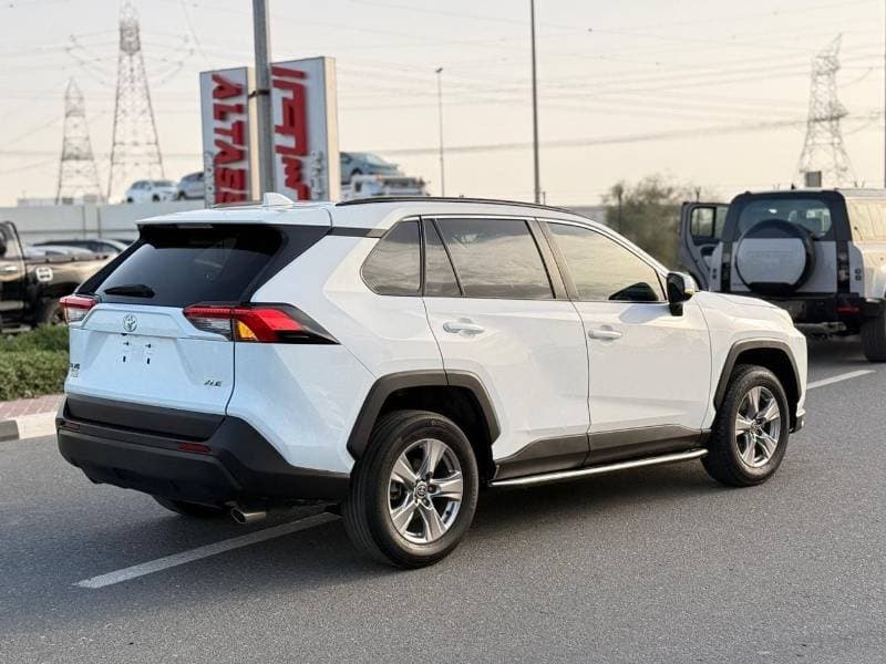 2023 Toyota RAV4 XLE thumbnail 3