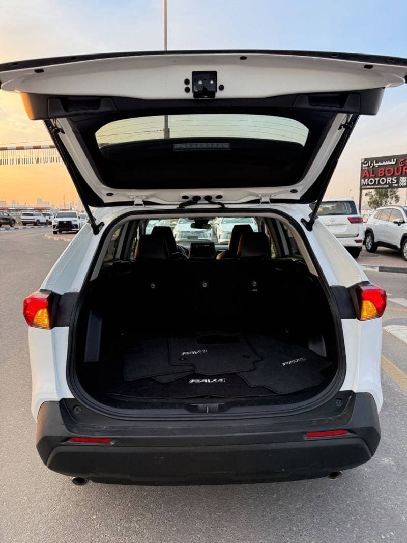2021 Toyota RAV4 LE thumbnail 7