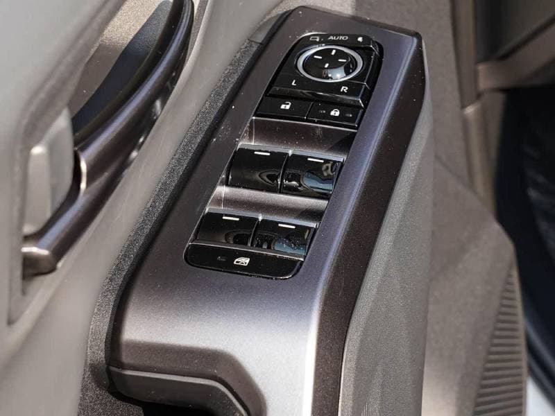 2026 Toyota RAV4 VXR HEV thumbnail 3