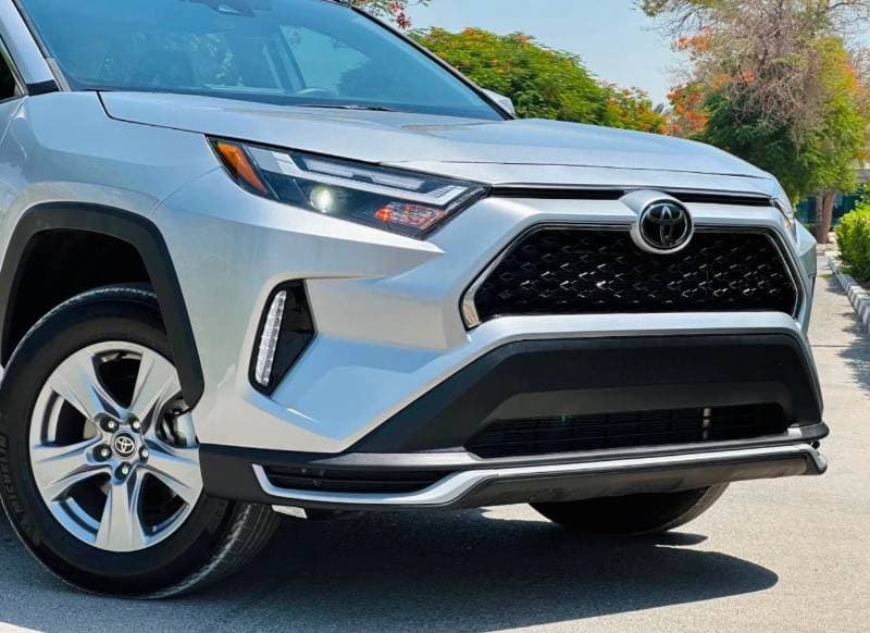 2025 Toyota RAV4 XLE thumbnail 4