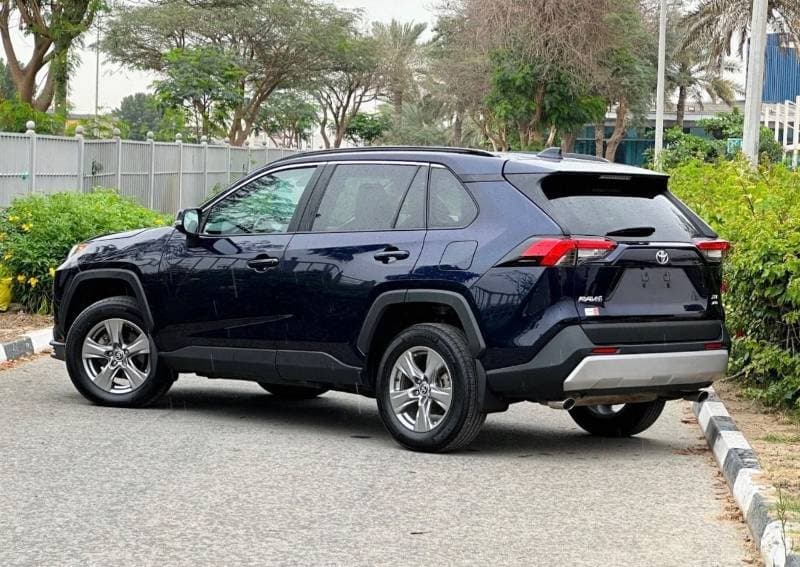 2024 Toyota RAV4 XLE thumbnail 2