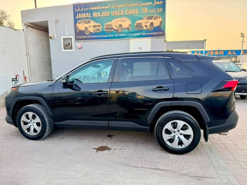 2020 Toyota RAV4 LE thumbnail 4