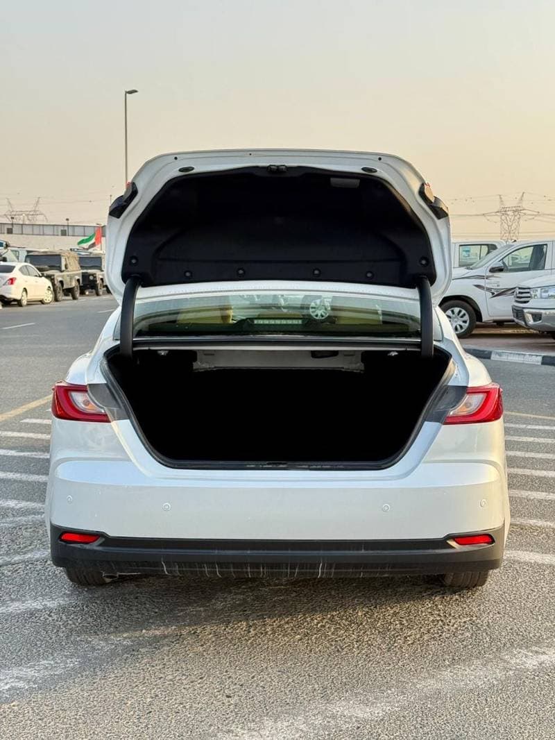 2026 Toyota Camry GLE HEV thumbnail 6
