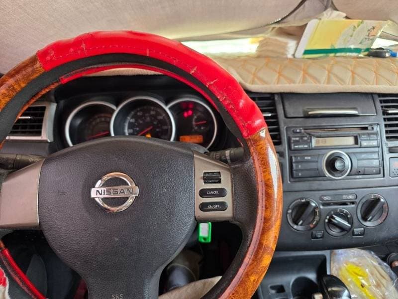 2010 Nissan Versa thumbnail 4