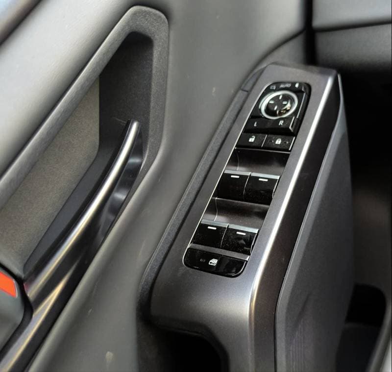 2026 Toyota RAV4 4WD Luxury thumbnail 8