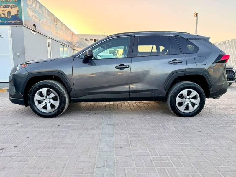 2021 Toyota RAV4 LE thumbnail 4