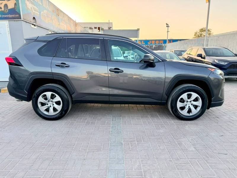 2021 Toyota RAV4 LE thumbnail 5