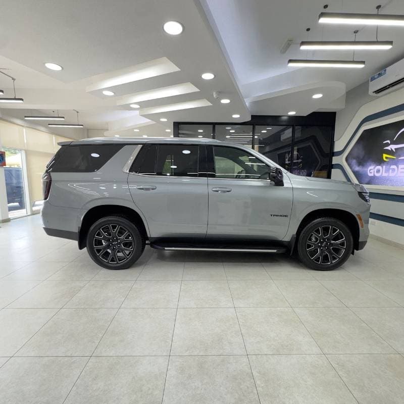 2025 Chevrolet Tahoe thumbnail 3
