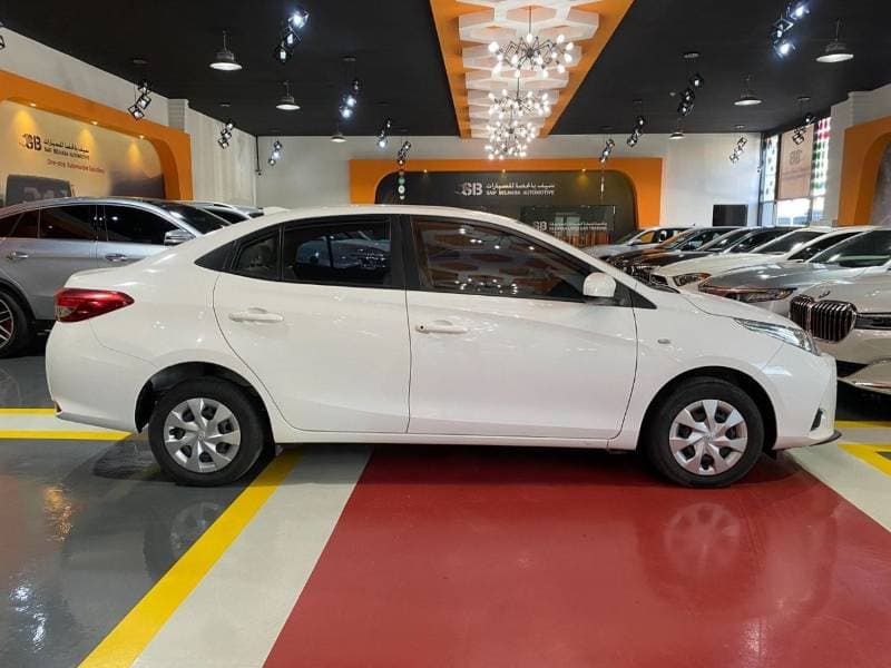 2022 Toyota Yaris E thumbnail 8