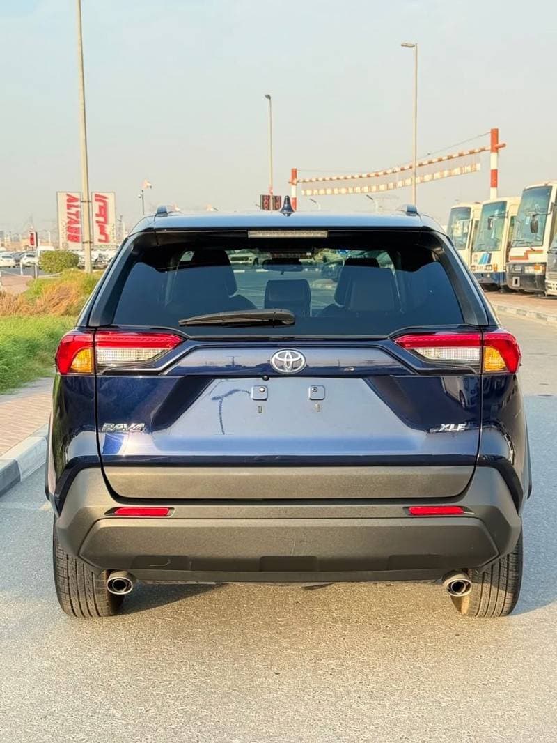 2024 Toyota RAV4 XLE thumbnail 4