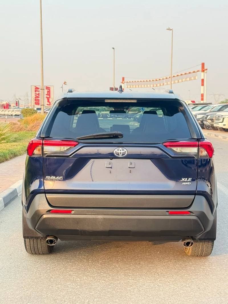 2020 Toyota RAV4 XLE thumbnail 3