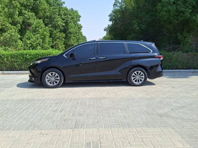 2022 Toyota Sienna XLE thumbnail 8