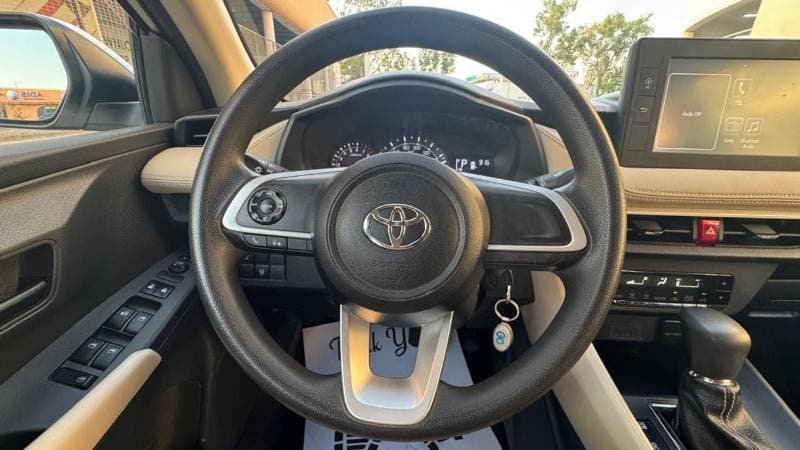 2023 Toyota Yaris E thumbnail 4