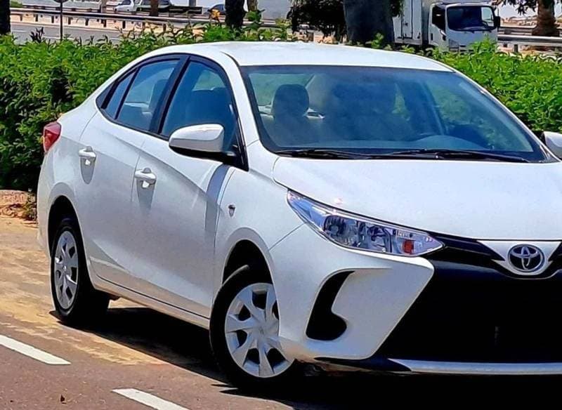 2022 Toyota Yaris E thumbnail 4