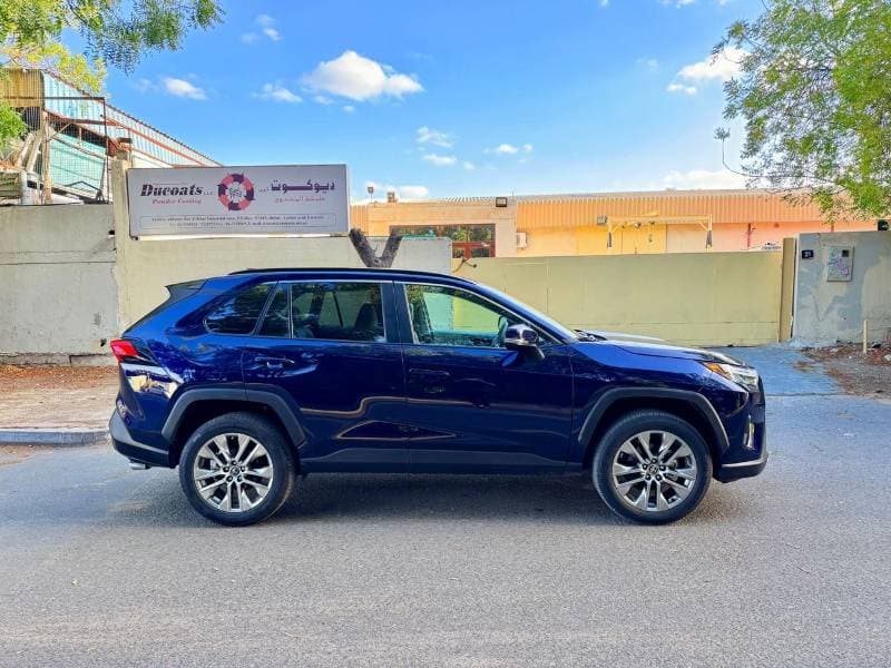 2025 Toyota RAV4 thumbnail 4