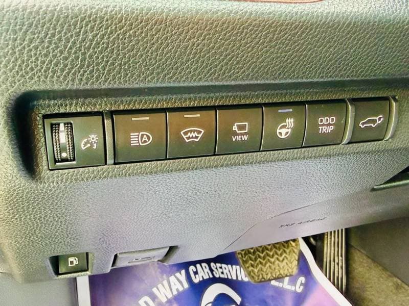 2023 Toyota RAV4 LTD HEV thumbnail 3
