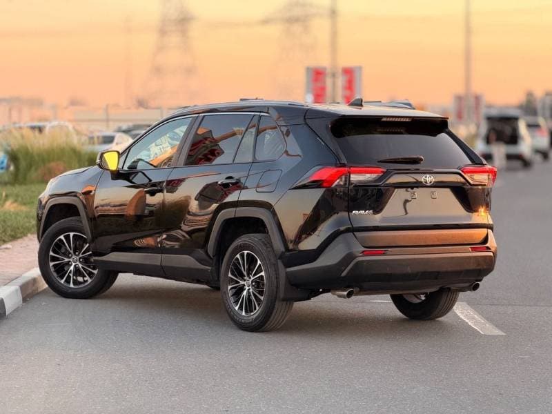 2021 Toyota RAV4 LE thumbnail 3