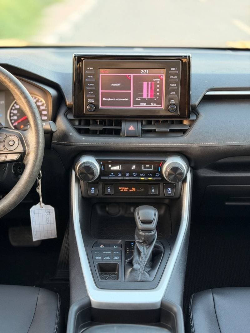 2021 Toyota RAV4 LE thumbnail 6