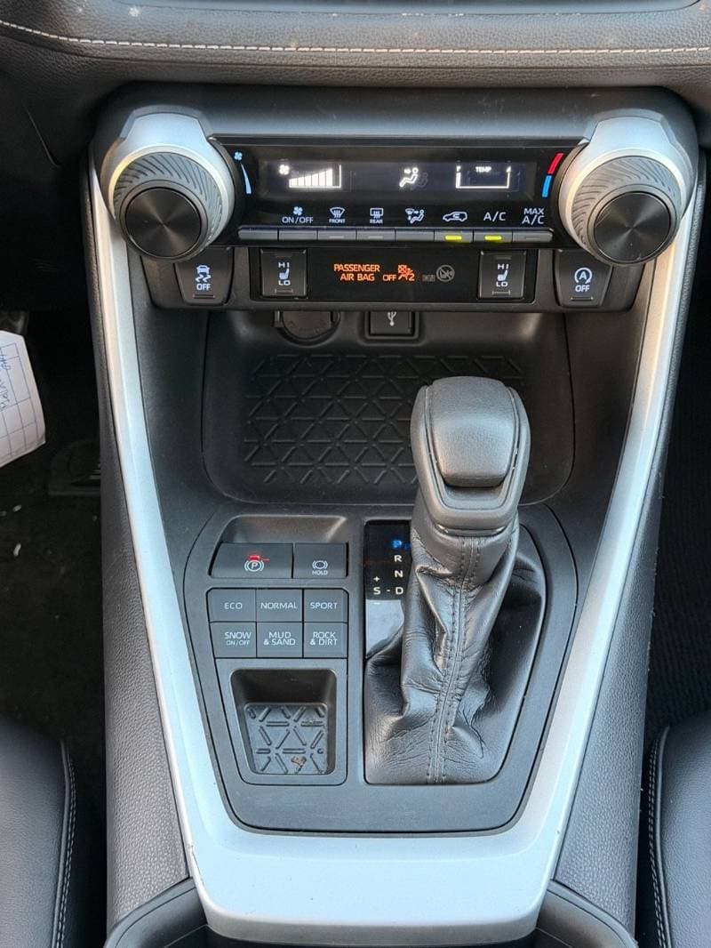 2021 Toyota RAV4 LE thumbnail 7