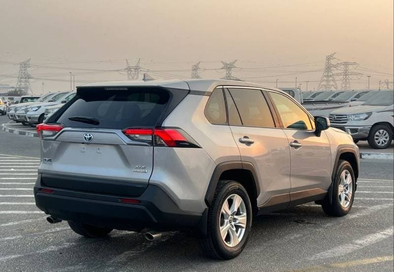 2021 Toyota RAV4 XLE thumbnail 6