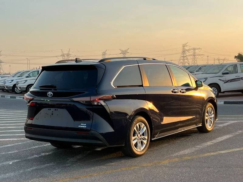 2024 Toyota Sienna thumbnail 6