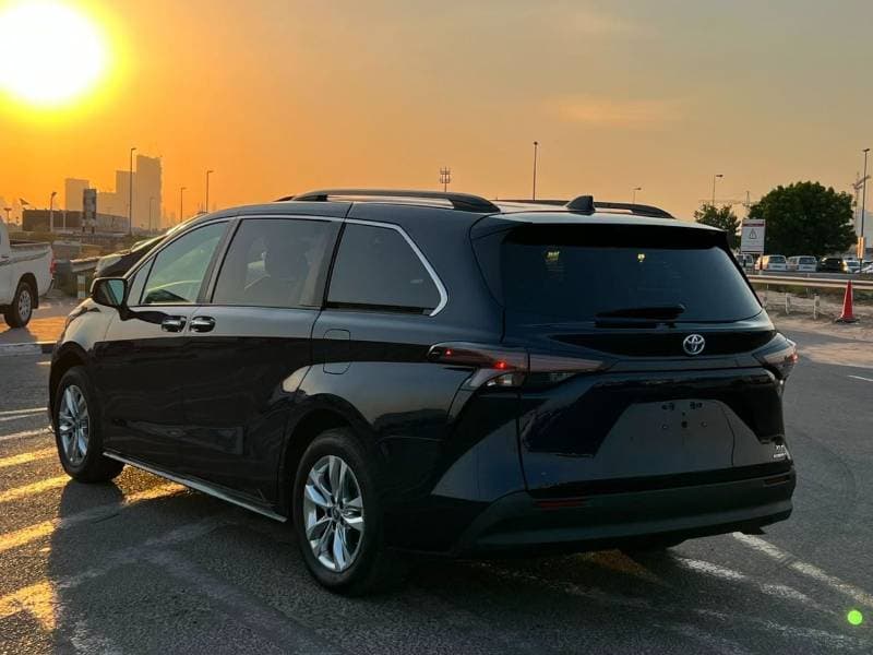 2024 Toyota Sienna thumbnail 4