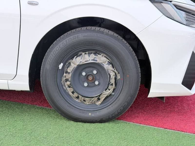 2026 Toyota Yaris E thumbnail 3