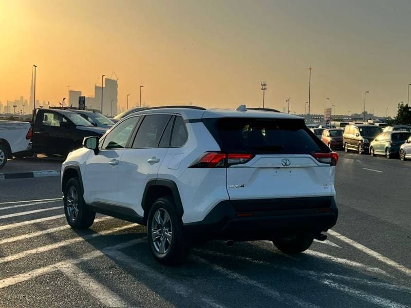 2025 Toyota RAV4 XLE thumbnail 5