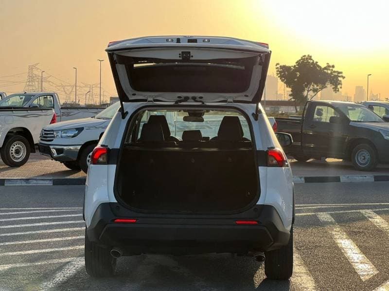 2025 Toyota RAV4 XLE thumbnail 7