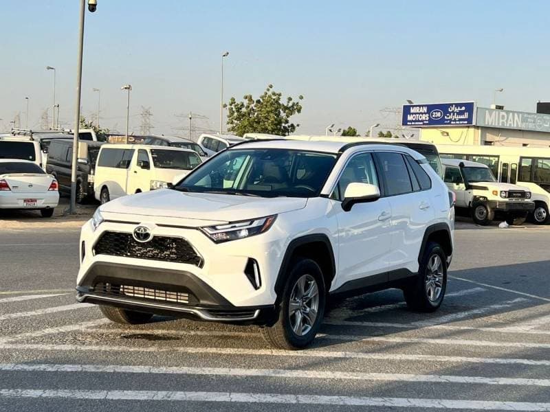 2025 Toyota RAV4 XLE thumbnail 3