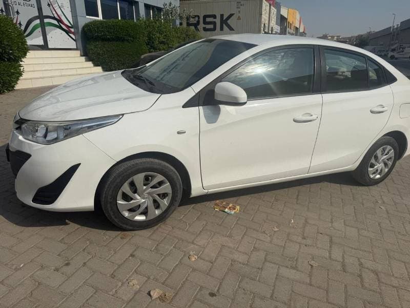2019 Toyota Yaris SE thumbnail 2