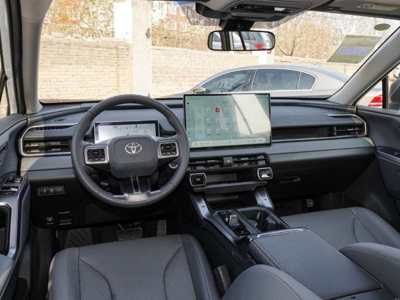 2026 Toyota RAV4 VXR HEV thumbnail 3