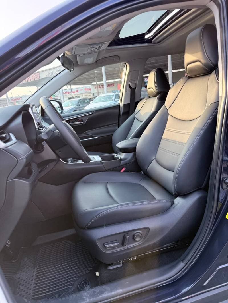 2025 Toyota RAV4 XLE thumbnail 6