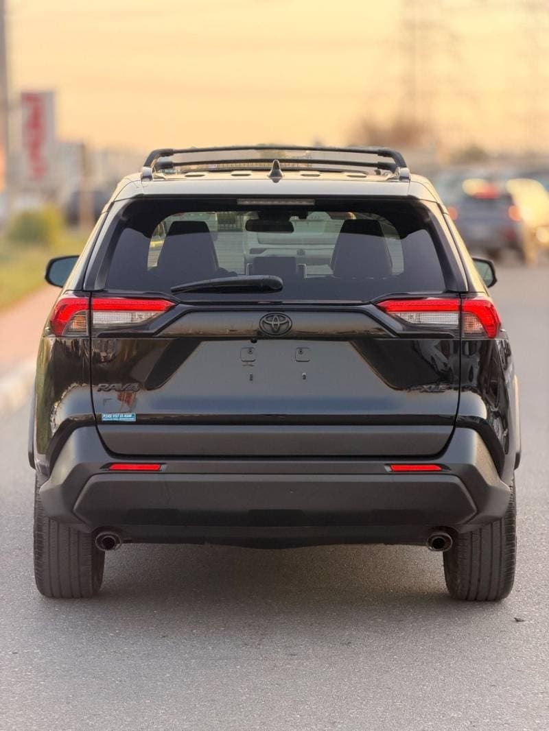 2022 Toyota RAV4 XLE thumbnail 4