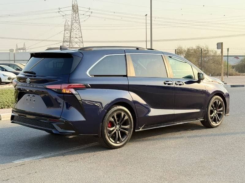 2023 Toyota Sienna XLE thumbnail 3